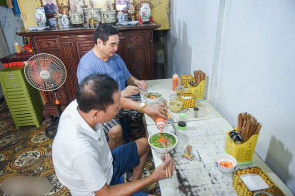 Quán ăn lạ đời nhất Việt Nam: Ông chủ 30 năm không cho vợ động vào dao
